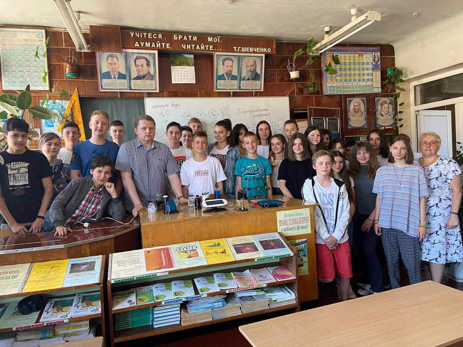 ВІД ЕЛЕКТРОЛІЗУ СОЛЕЙ – ДО ОЛЕКСИ ДОВБУША: завершився проект за участю учнів 8-их класів