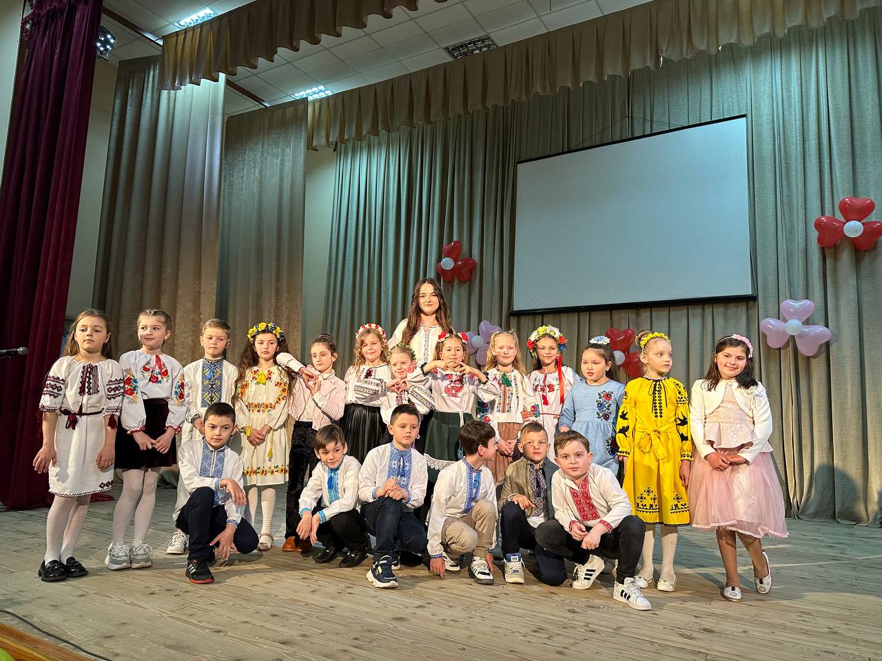 "Матусю моя дорогенька, це свято даруєм тобі! ❤️"