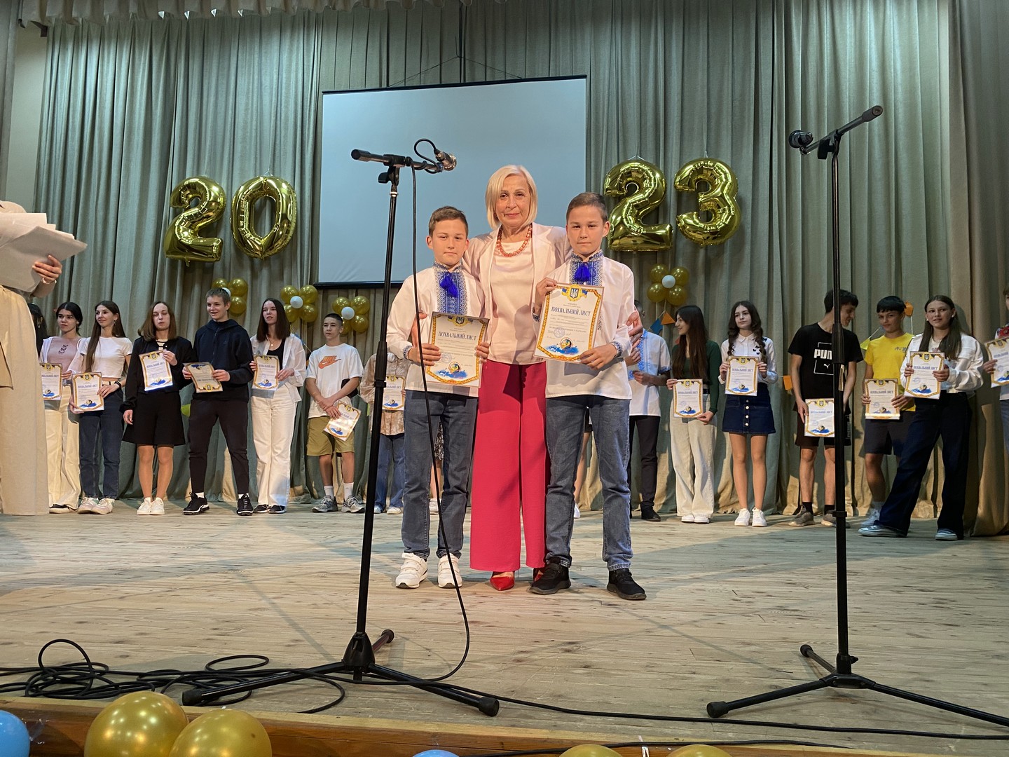 🏅🎉 Нагородження похвальними листами та вручення мовних сертифікатів