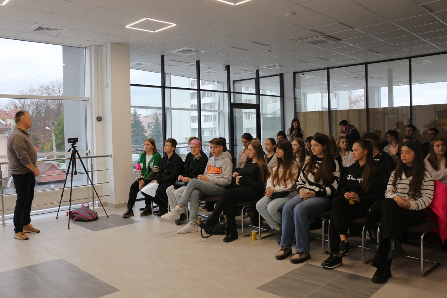 Молодь управляє