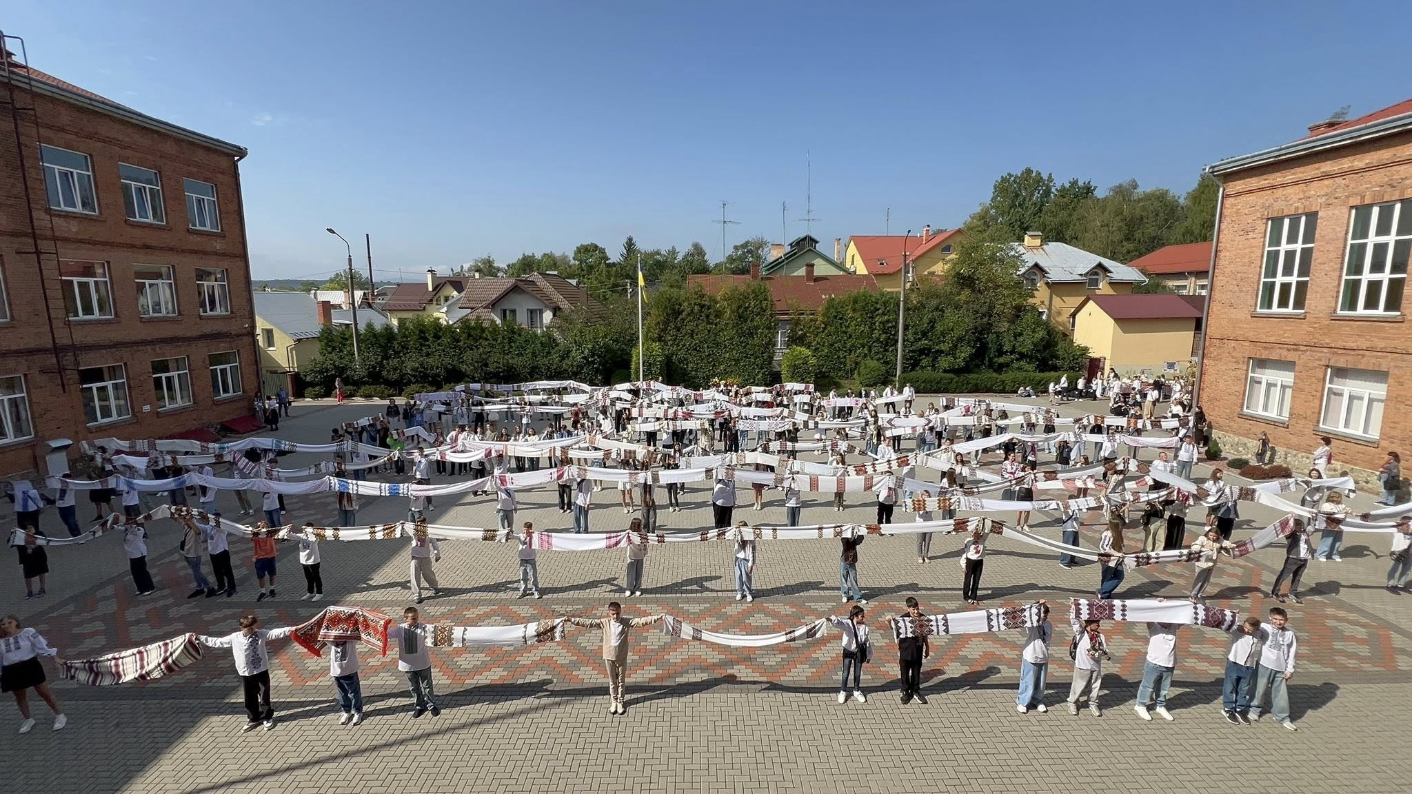 Патріотичний флешмоб до Дня міста Дрогобича «Найдовший вишитий рушник»